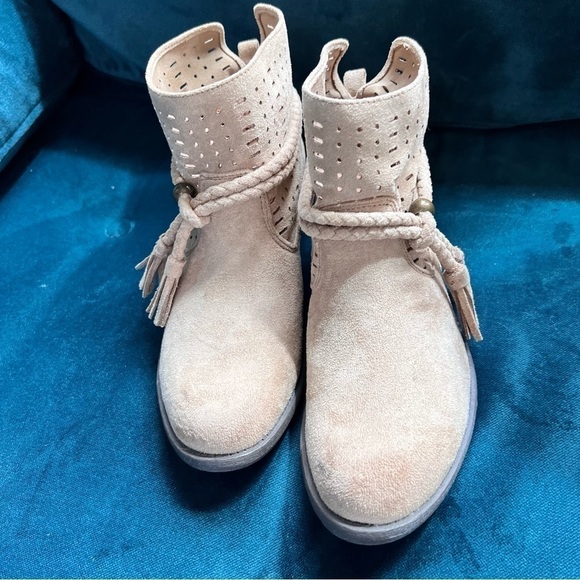 BILLABONG FAUX SUEDE LASERCUT TASSELS ANKLE BOOTIE SIZE 7.5 EUC - Picture 4 of 11